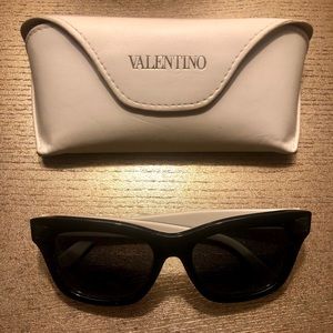 Authentic Valentino blk/white rockstud sunglasses